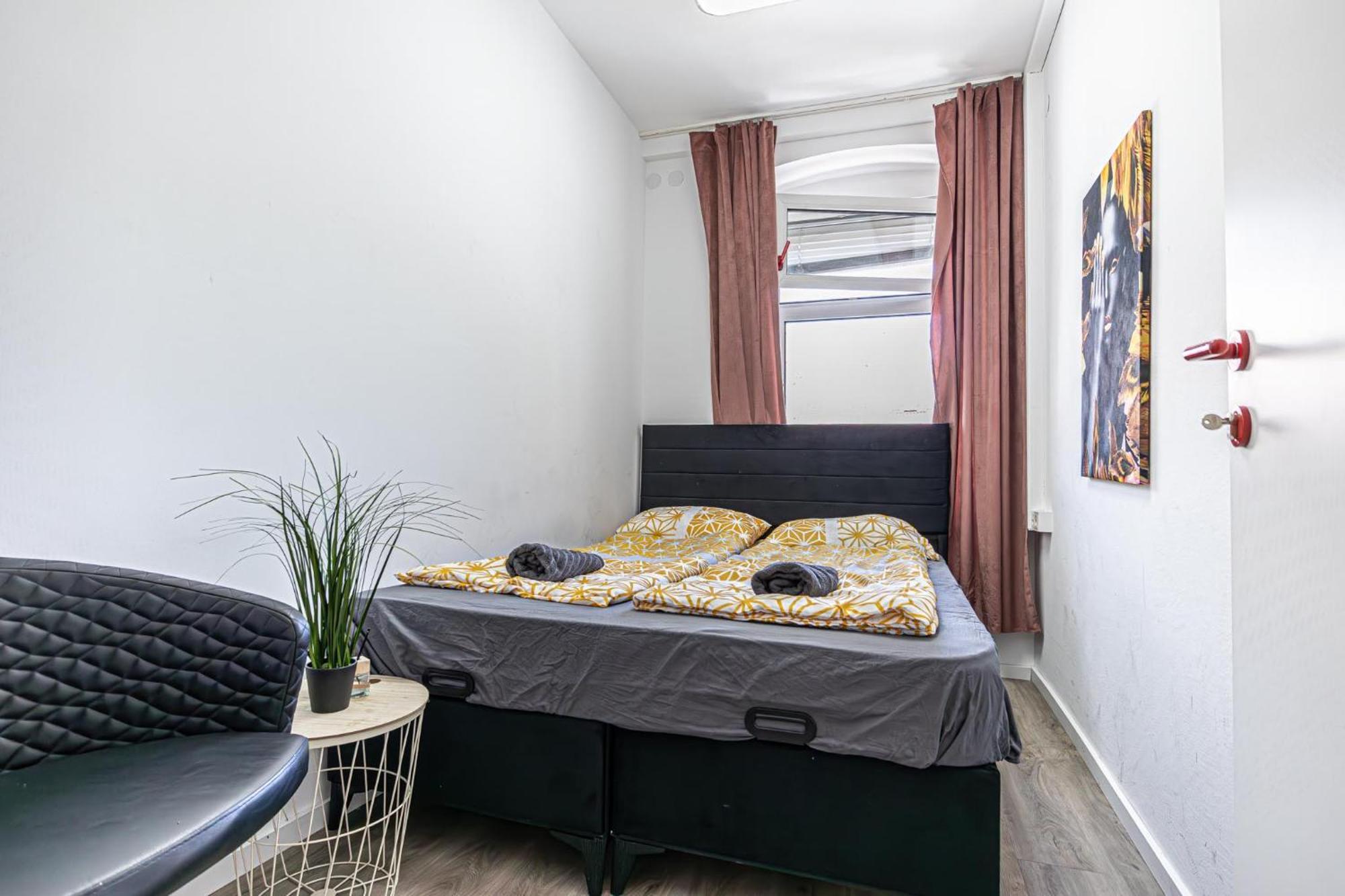 Albergue Near Schoenbrunn - Economy In Shared At Meidling Train Station Viena