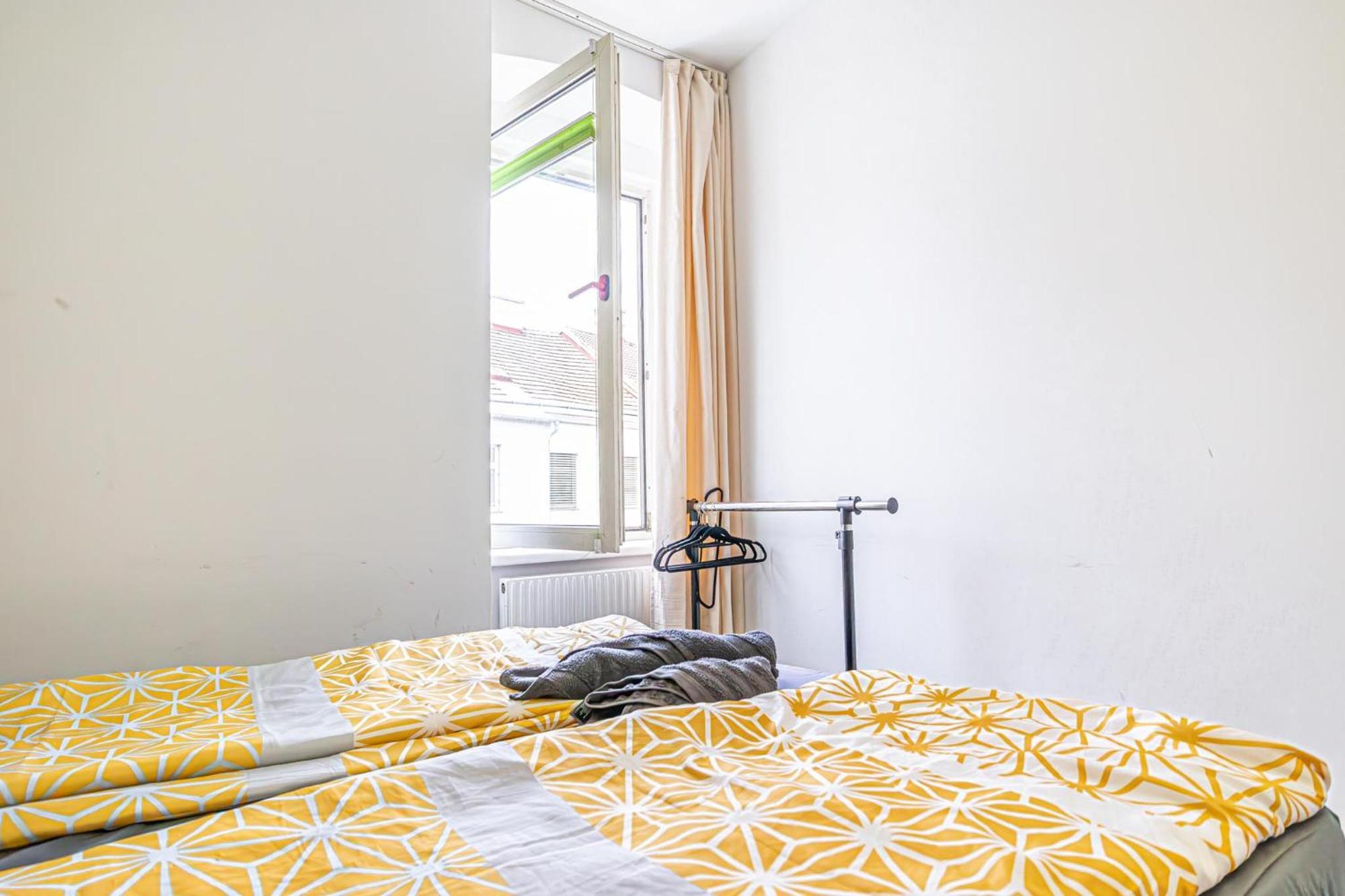 Near Schoenbrunn - Economy In Shared At Meidling Train Station Albergue *