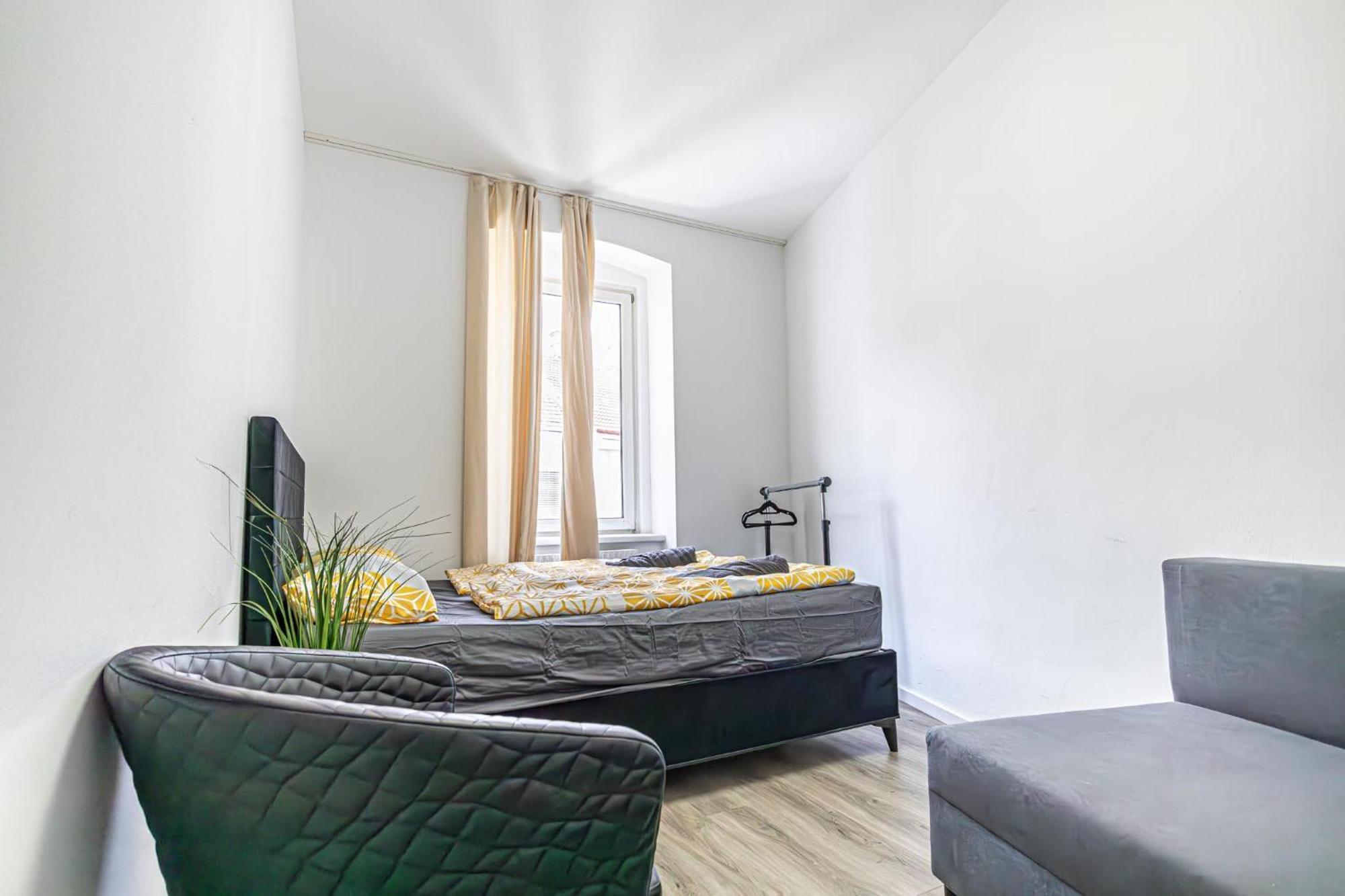 Albergue Near Schoenbrunn - Economy In Shared At Meidling Train Station *