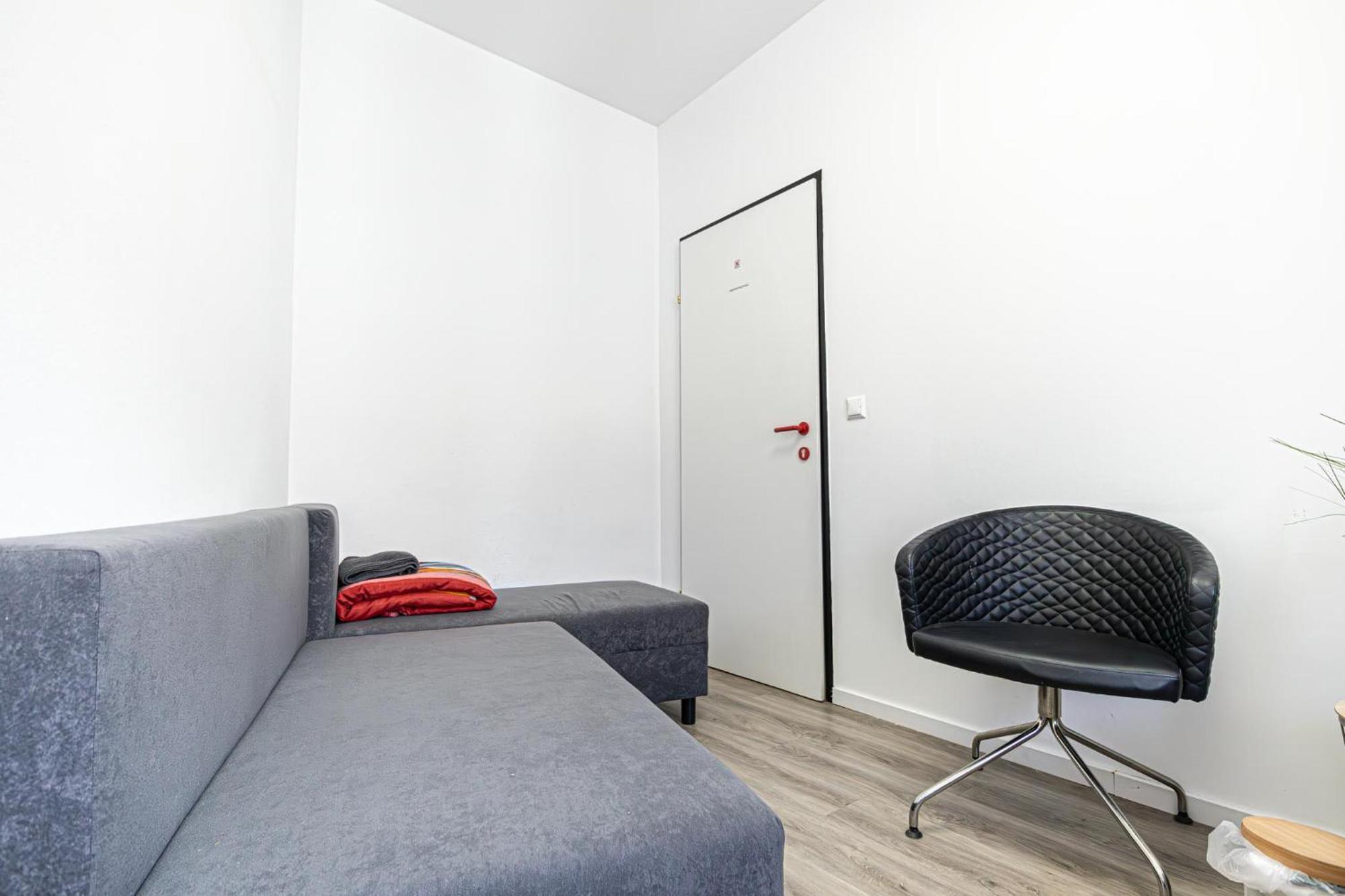 Near Schoenbrunn - Economy In Shared At Meidling Train Station Albergue *