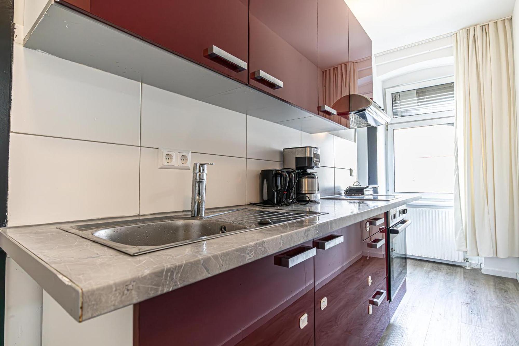Albergue Near Schoenbrunn - Economy In Shared At Meidling Train Station Viena