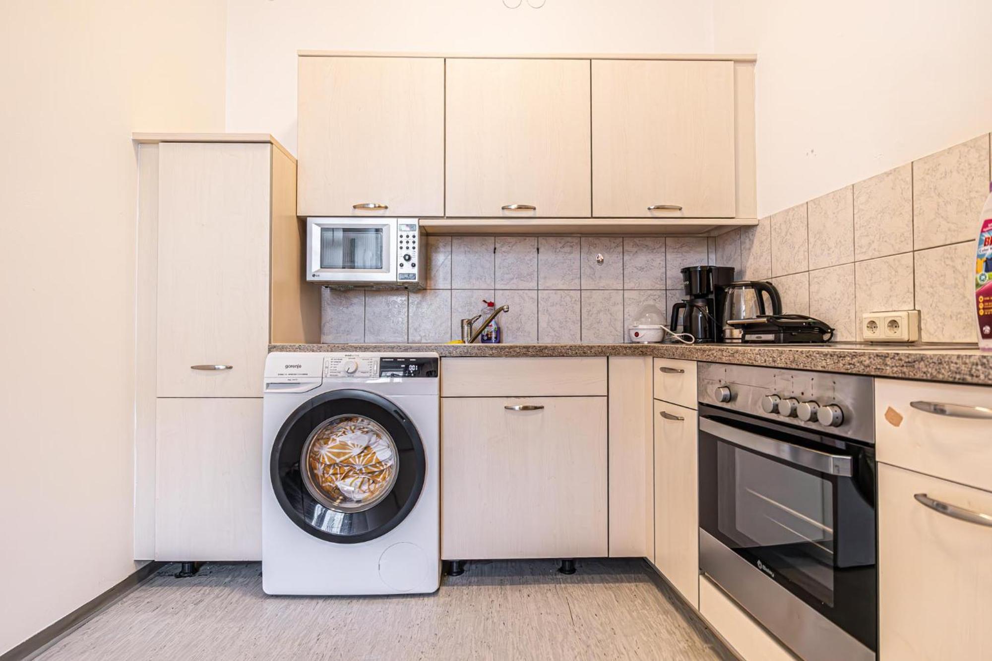 Albergue Near Schoenbrunn - Economy In Shared At Meidling Train Station Viena
