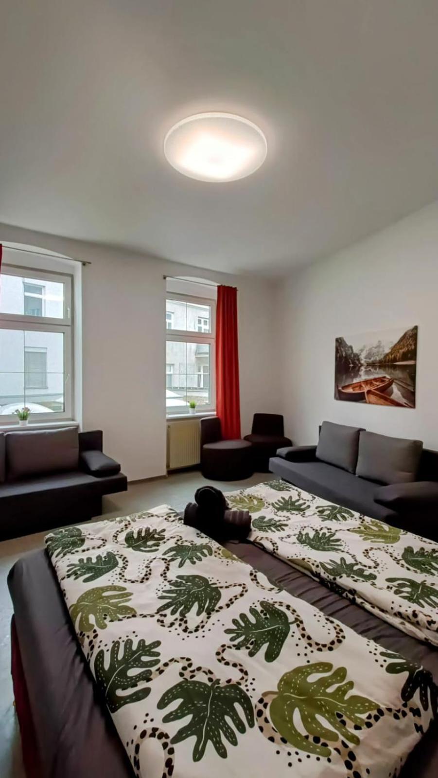 Near Schoenbrunn - Economy In Shared At Meidling Train Station Albergue *