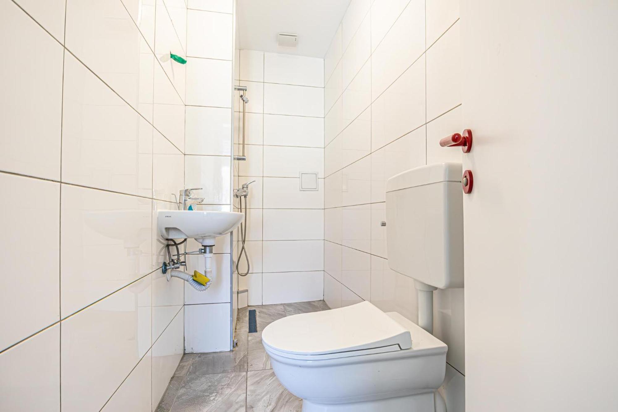 Near Schoenbrunn - Economy In Shared At Meidling Train Station Hostel Wien